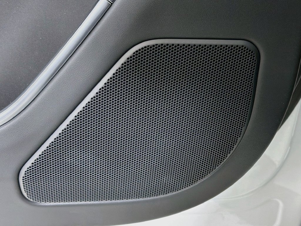 New 2027 Fuji White Land Rover SE image 19