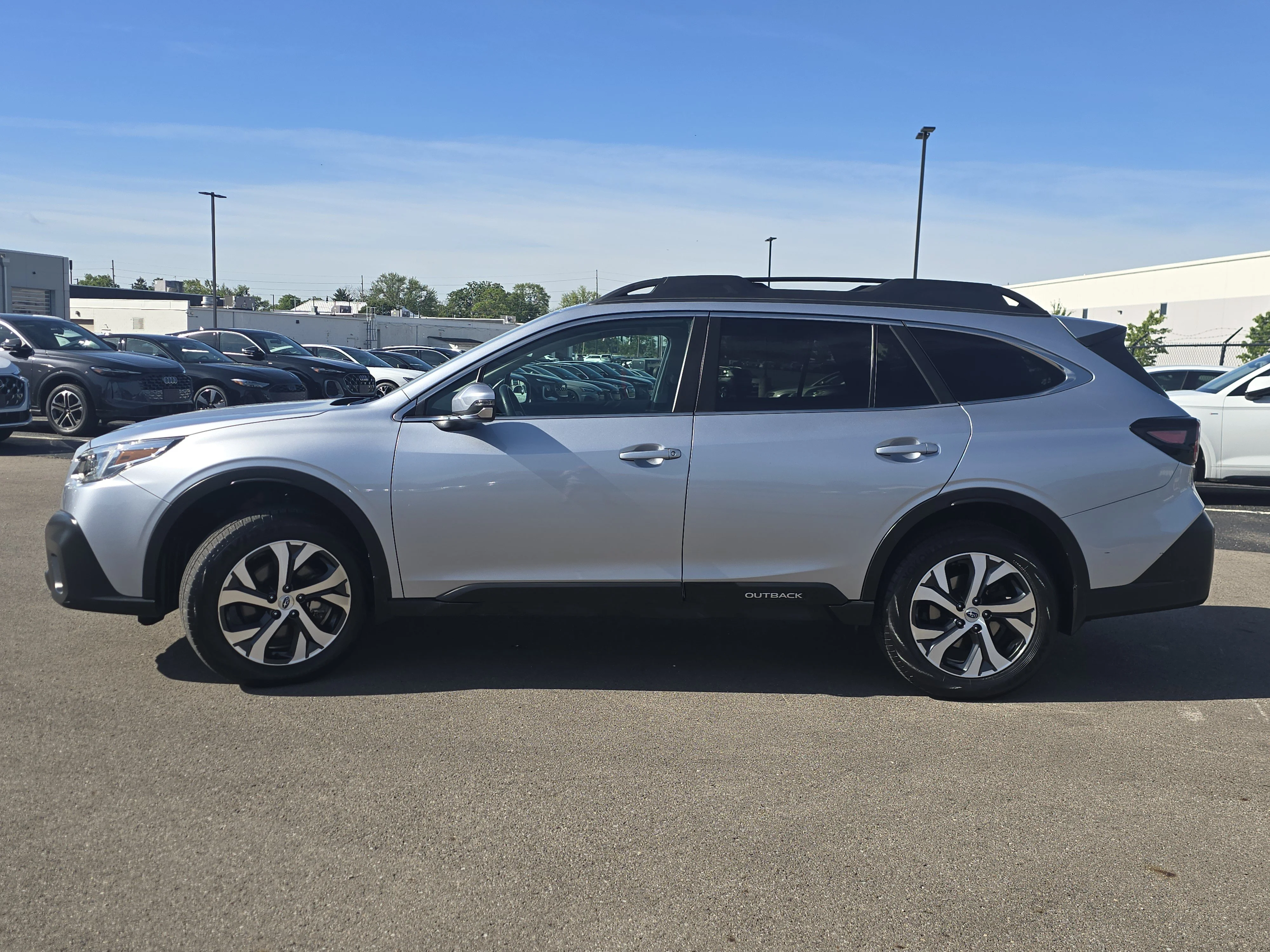 Used 2022 Ice Silver Metallic Subaru Limited image 4