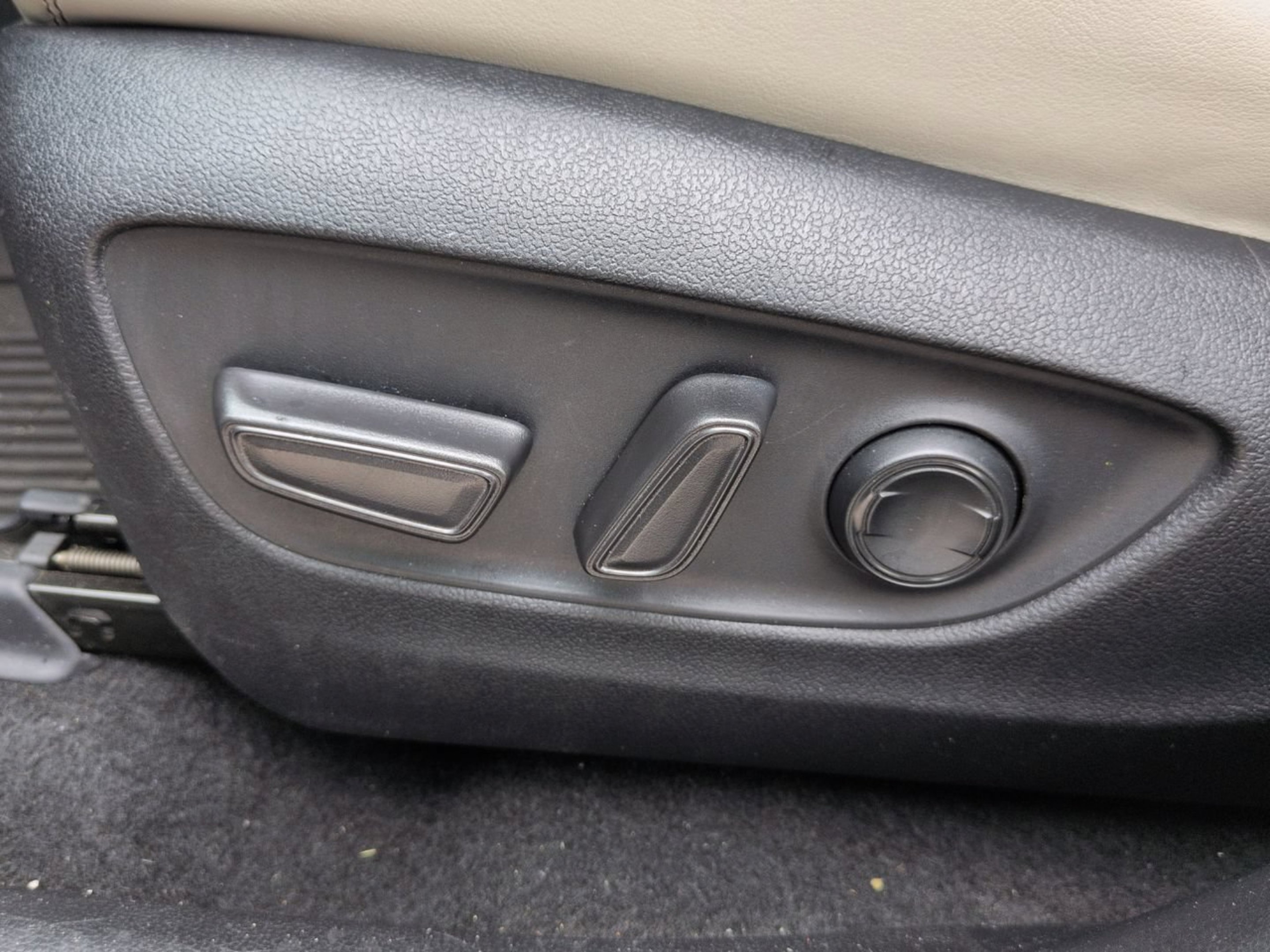 Used 2021 Silver Sky Metallic Toyota XLE Premium image 18
