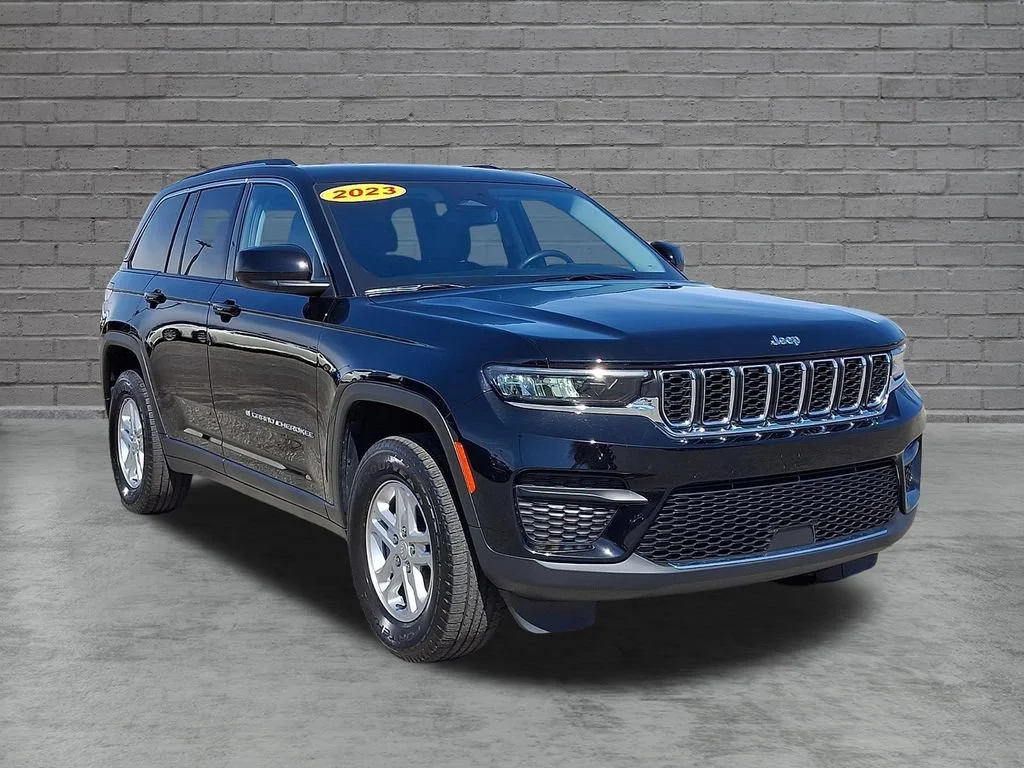 Used 2023 Diamond Black Crystal Pearlcoat Jeep Laredo image 2