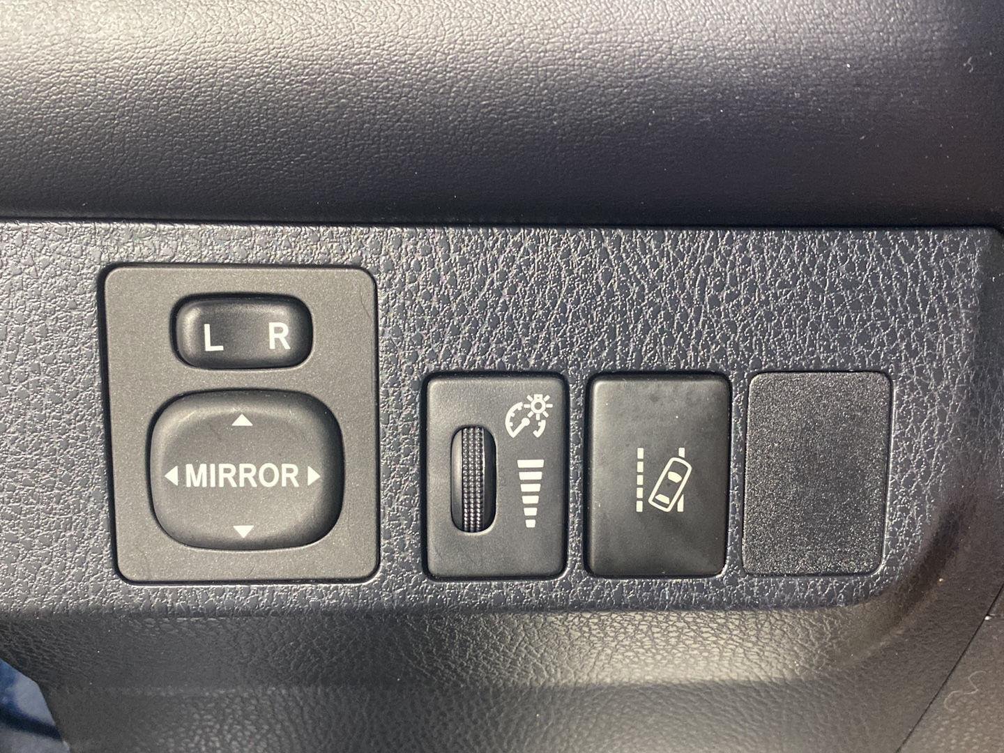 Used 2018 Galactic Aqua Mica Toyota XLE image 22