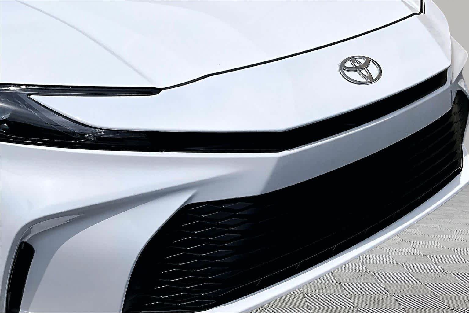 Used 2025 Ice Cap Toyota LE image 30