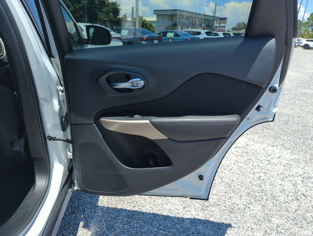 Used 2017 White Jeep Latitude image 30