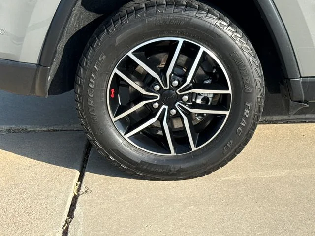 Used 2021 Gray Jeep Trailhawk image 10
