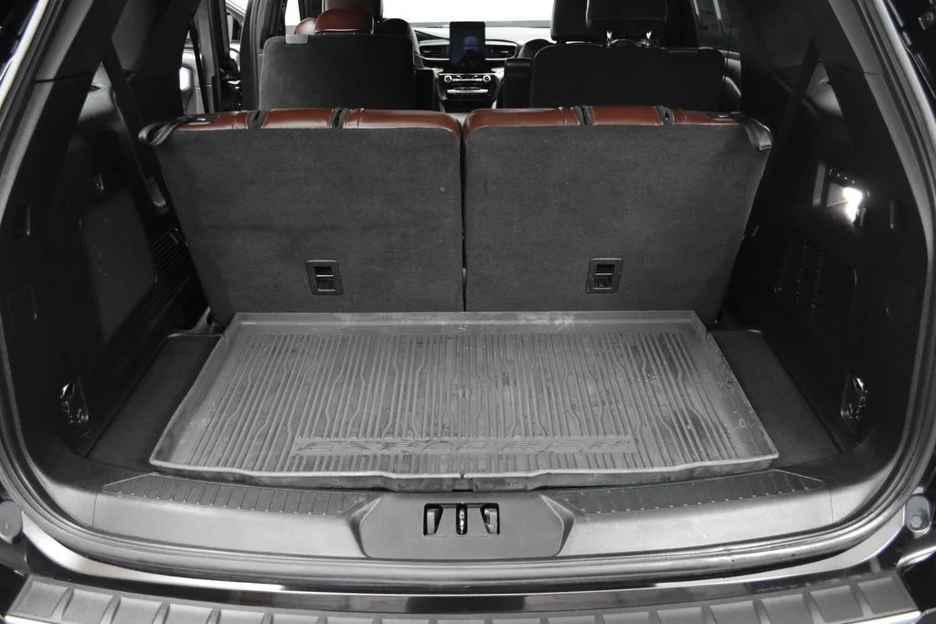 Used 2021 Black Metallic Ford Platinum image 23