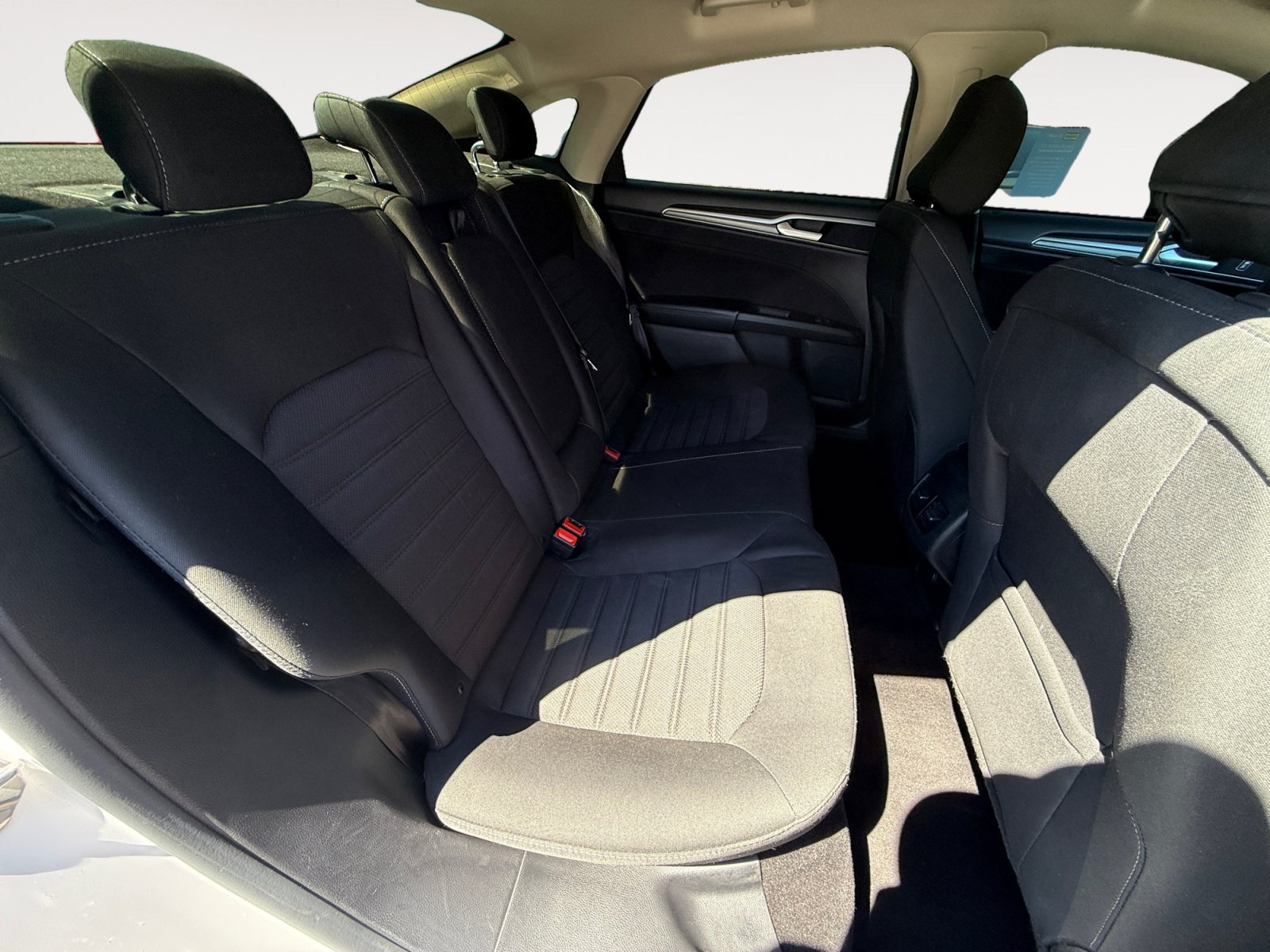 Used 2020 White Platinum Clearcoat Metallic Ford SE image 18