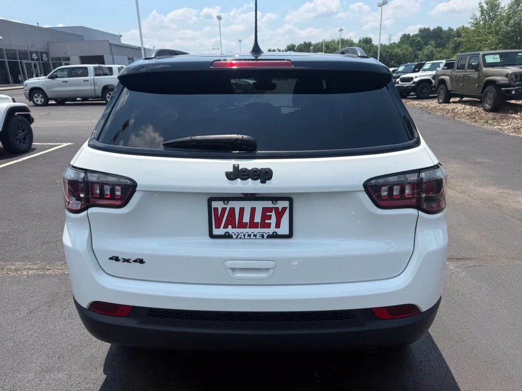 Used 2022 White Jeep Latitude image 5