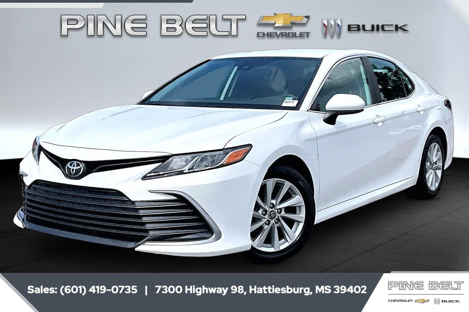 Used 2022 Super White Toyota LE image 10