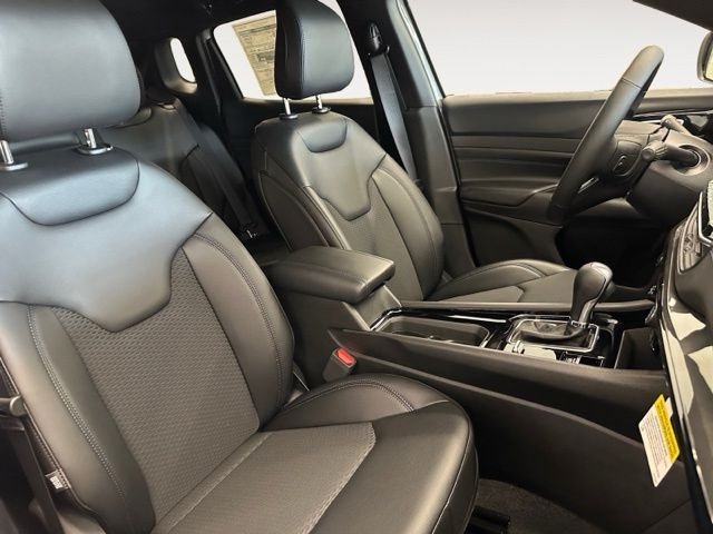 New 2026 Silver Zynith Metallic Clear-Coat Exterior Paint Jeep Latitude Altitude image 17