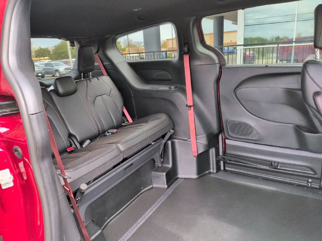 Used 2027 Red Chrysler Select image 14