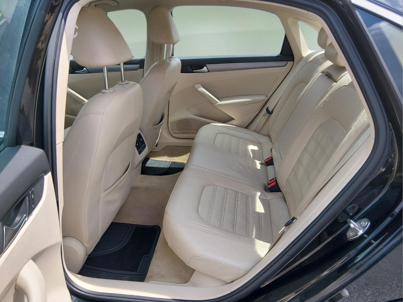 Used 2015 Black Uni Volkswagen 1.8T SE w/Sunroof & Nav image 18
