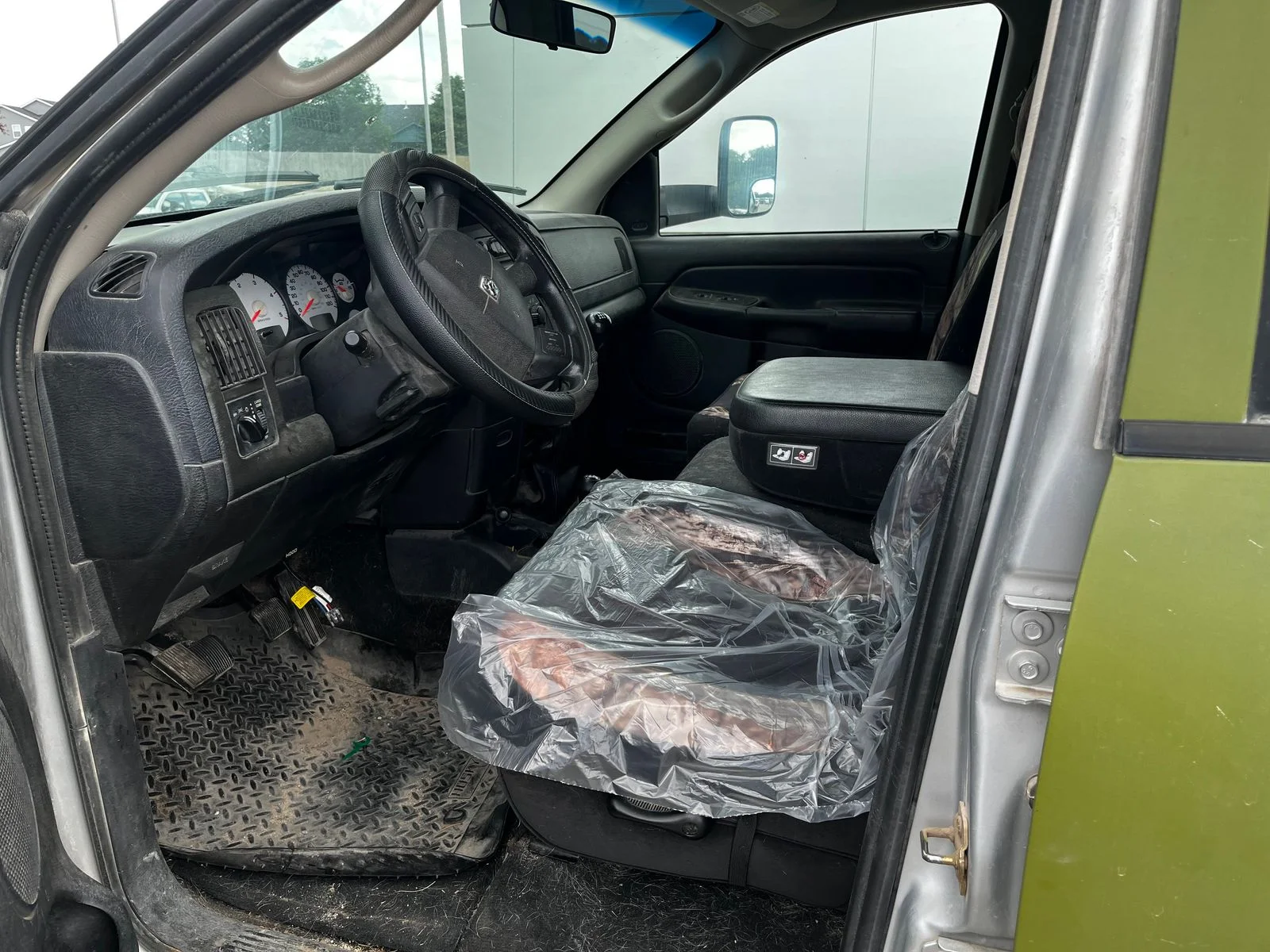 Used 2004 Silver Dodge SLT image 5
