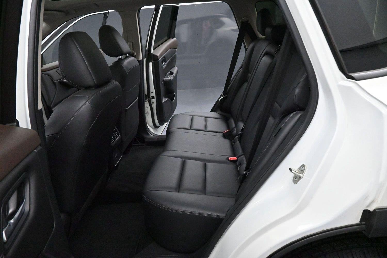 Used 2023 Pearl White Tricoat/Super Black Nissan SL image 30