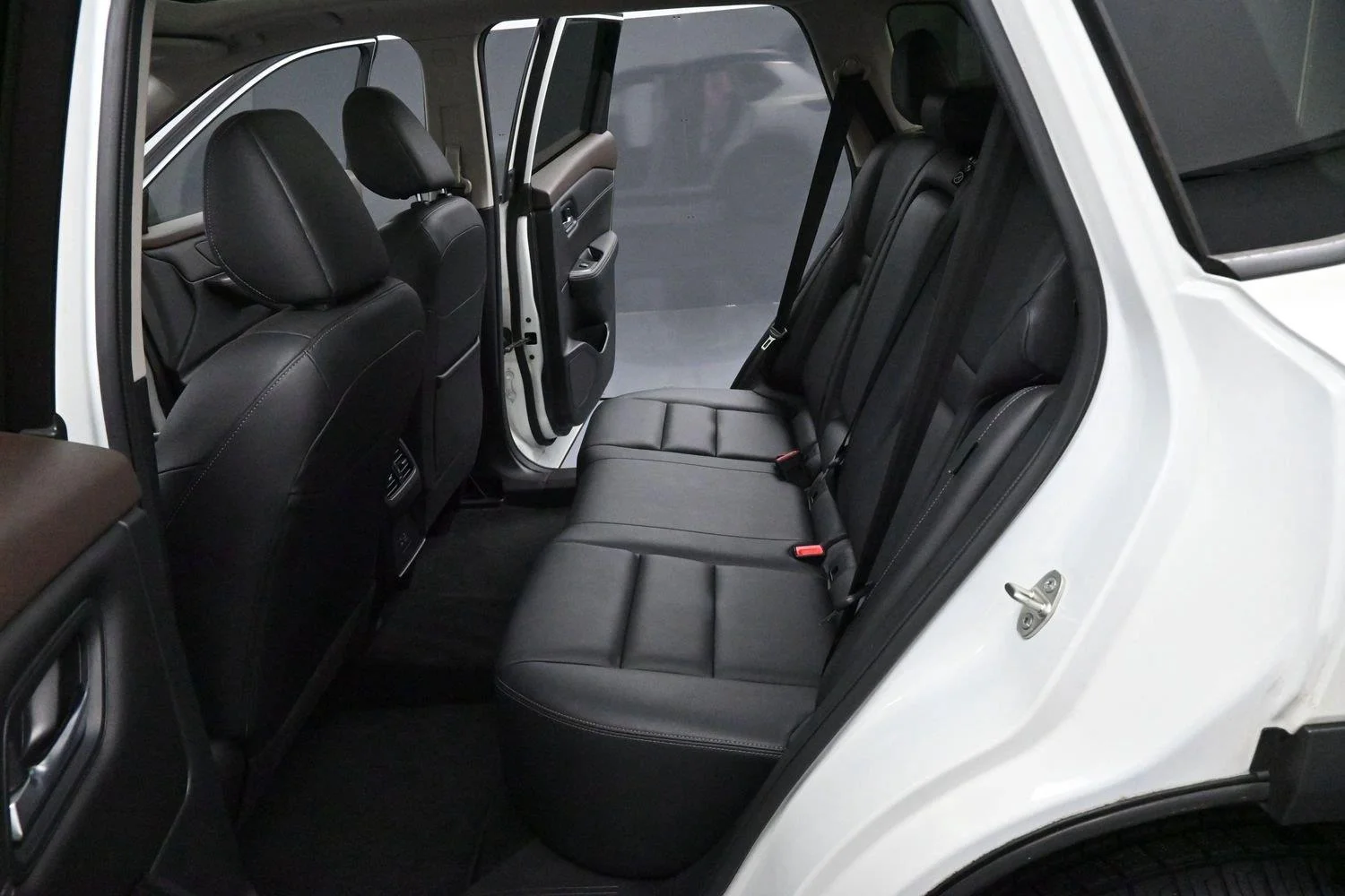Used 2023 Pearl White Tricoat/Super Black Nissan SL image 30