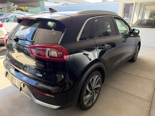 Used 2017 Black Kia Touring image 5