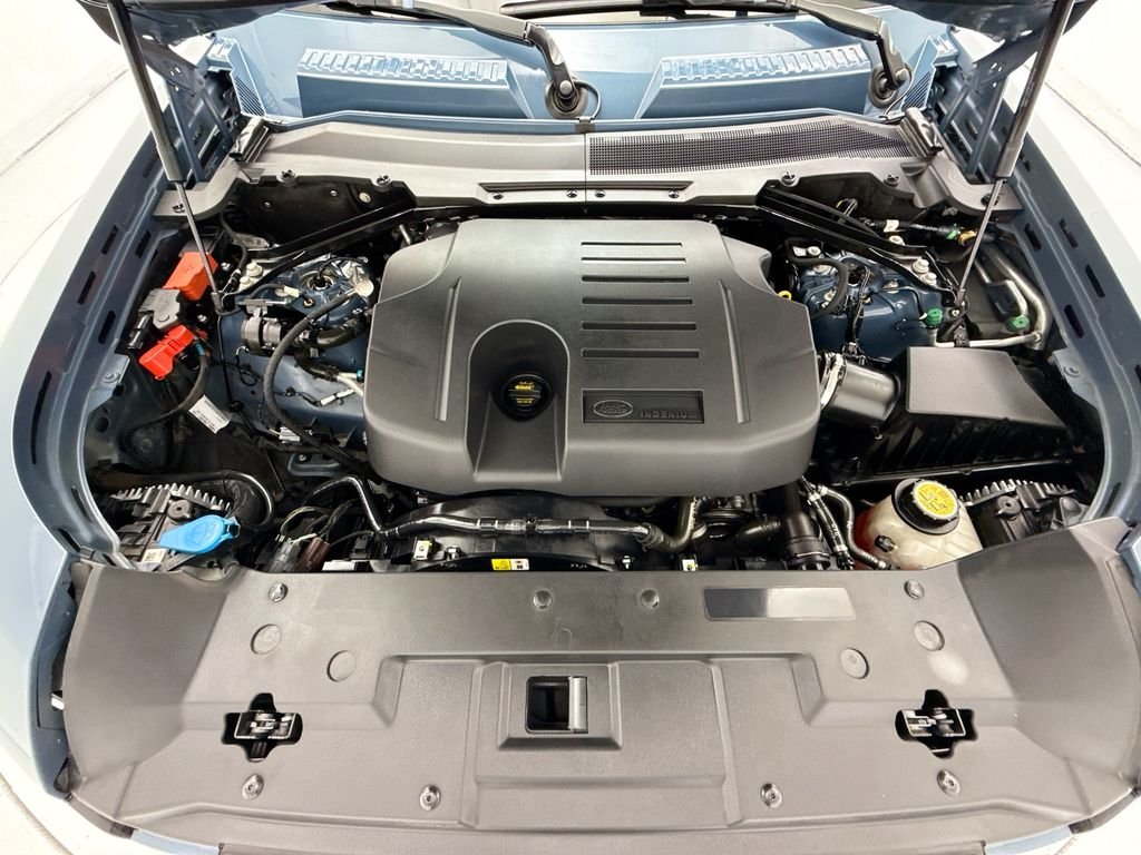 Used 2022 Tasman Blue Metallic Land Rover SE image 28