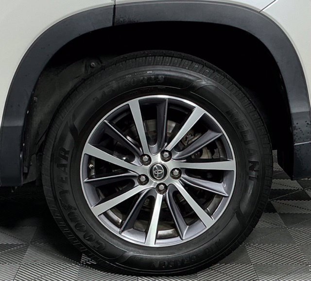 Used 2017 White Toyota XLE image 10