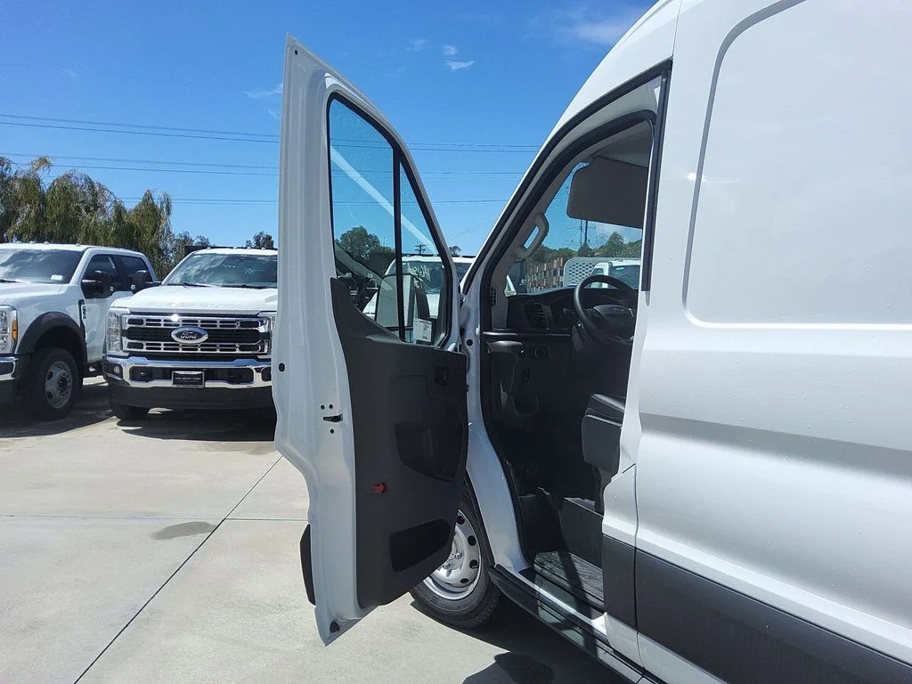New 2026 Oxford White Ford Base image 4