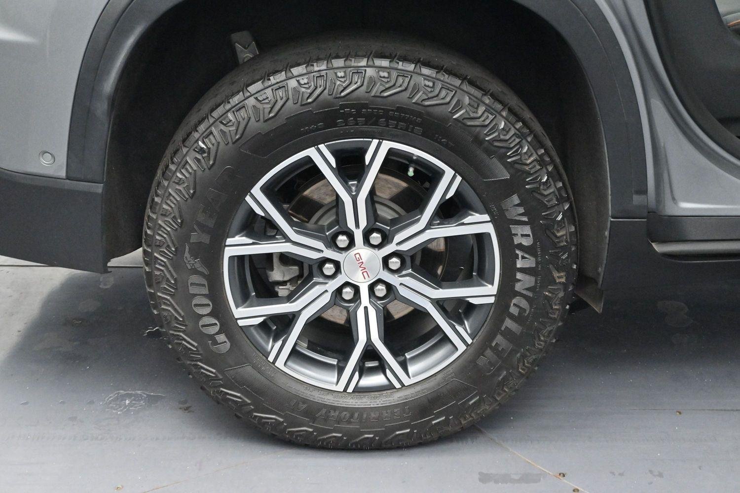 Used 2025 Sterling Metallic GMC AT4 image 41