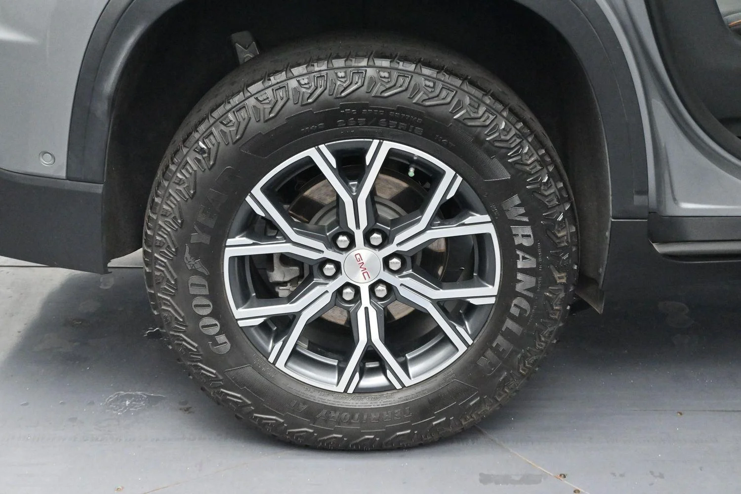 Used 2025 Sterling Metallic GMC AT4 image 41