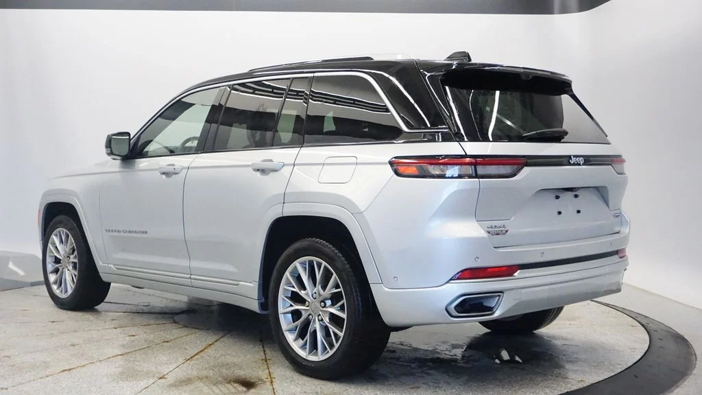 Used 2022 Silver Jeep Summit image 3