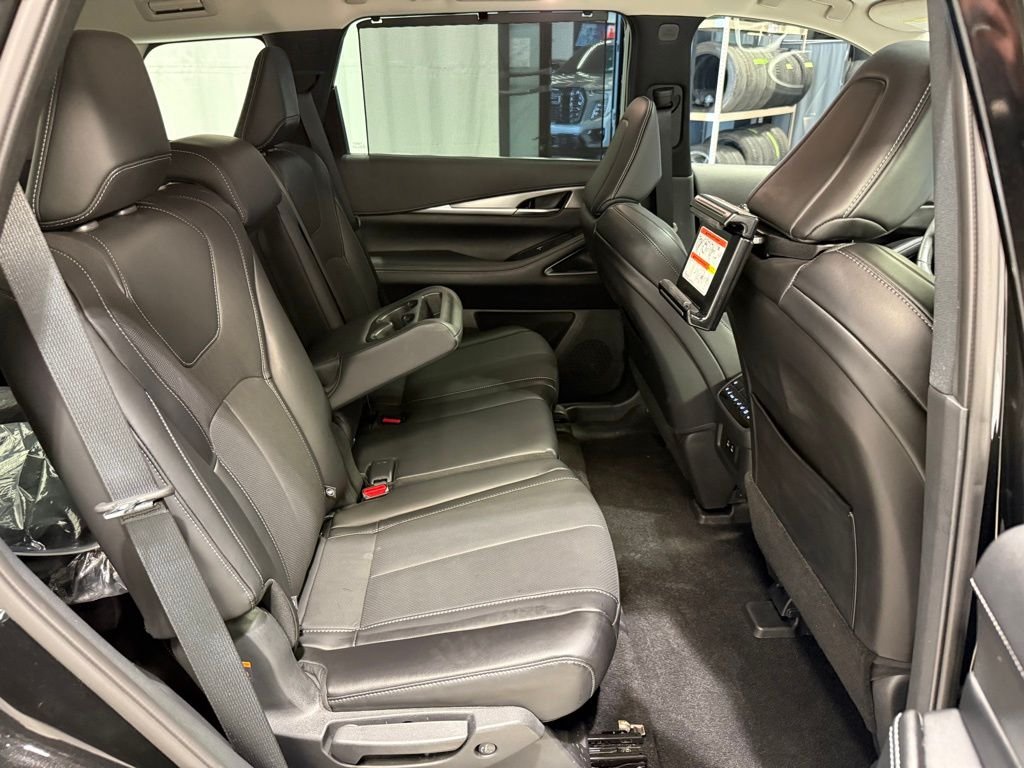 Certified Used 2026 Mineral Black INFINITI LUXE image 18