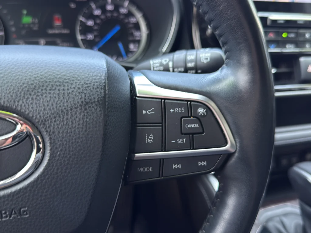 Used 2021 Silver Toyota Platinum image 17