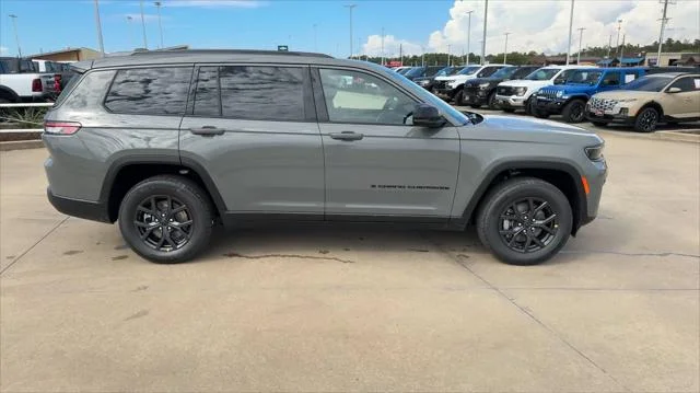 New 2027 Sting-Gray Clear-Coat Paint Jeep Laredo Altitude image 2