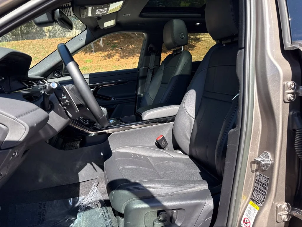 Used 2023 Gold Land Rover R-Dynamic SE image 11