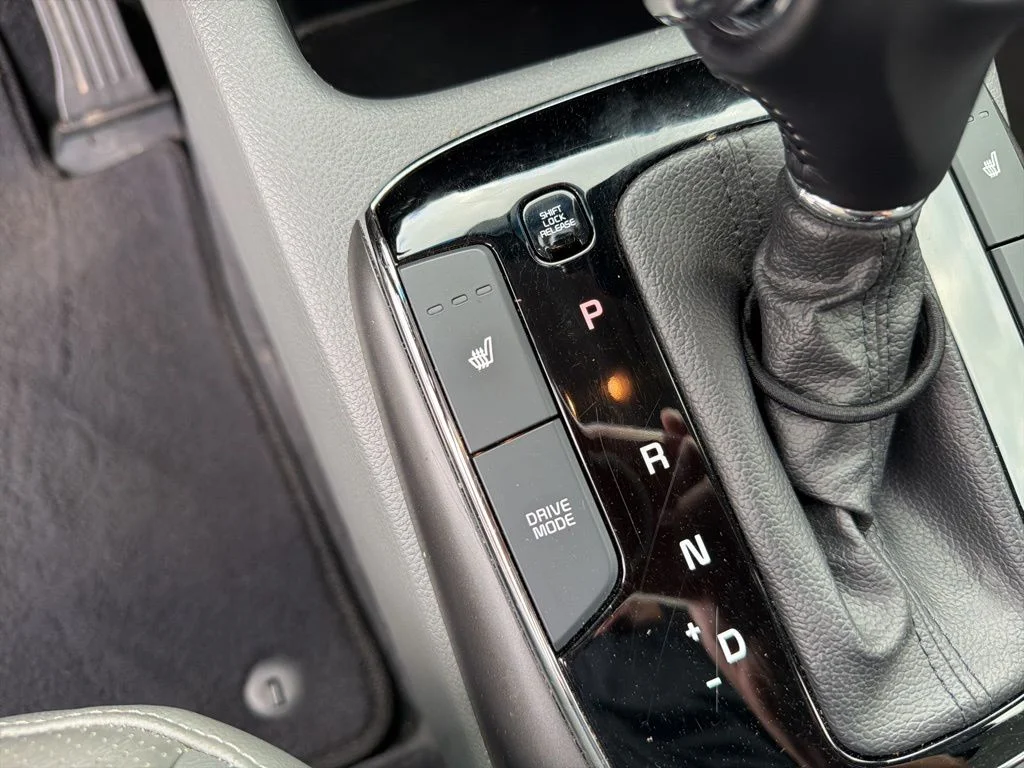Used 2017 Black Kia EX image 37