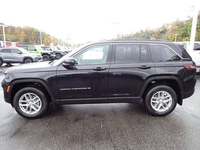 New 2025 Diamond Black Crystal Pearl-Coat Exterior Paint Jeep Laredo X image 2