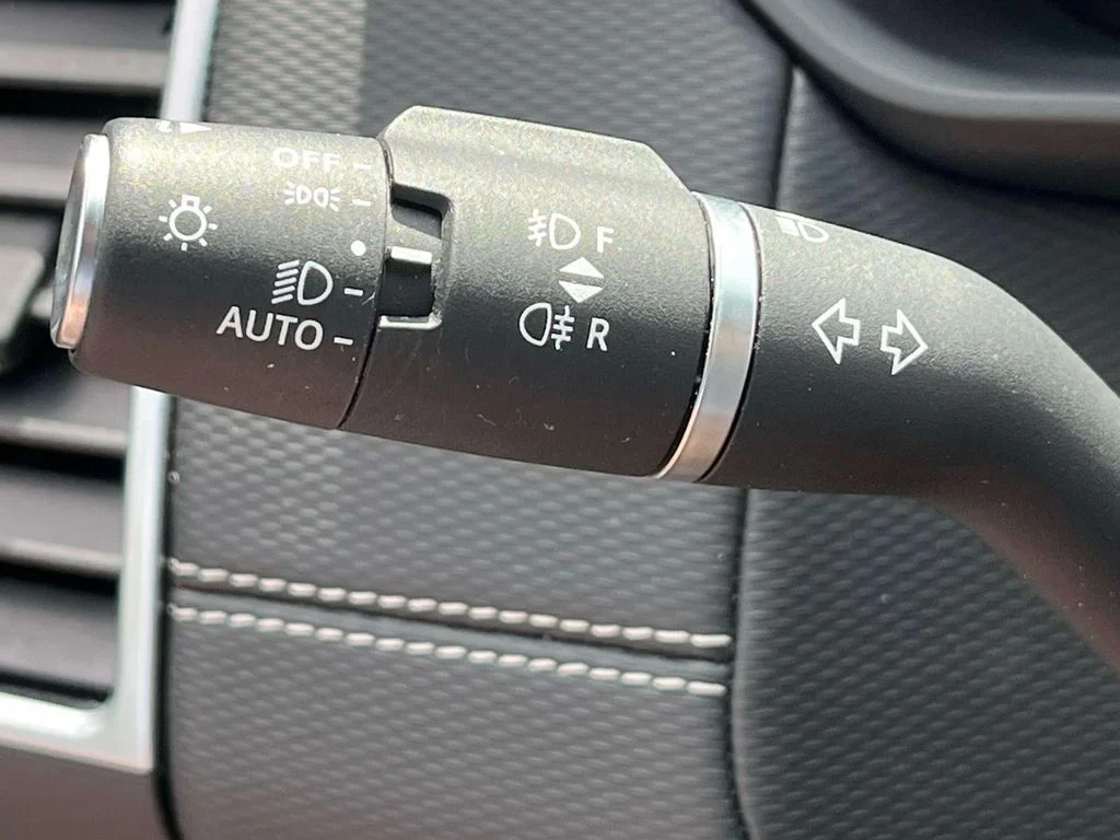 Used 2025  Land Rover Dynamic SE image 33