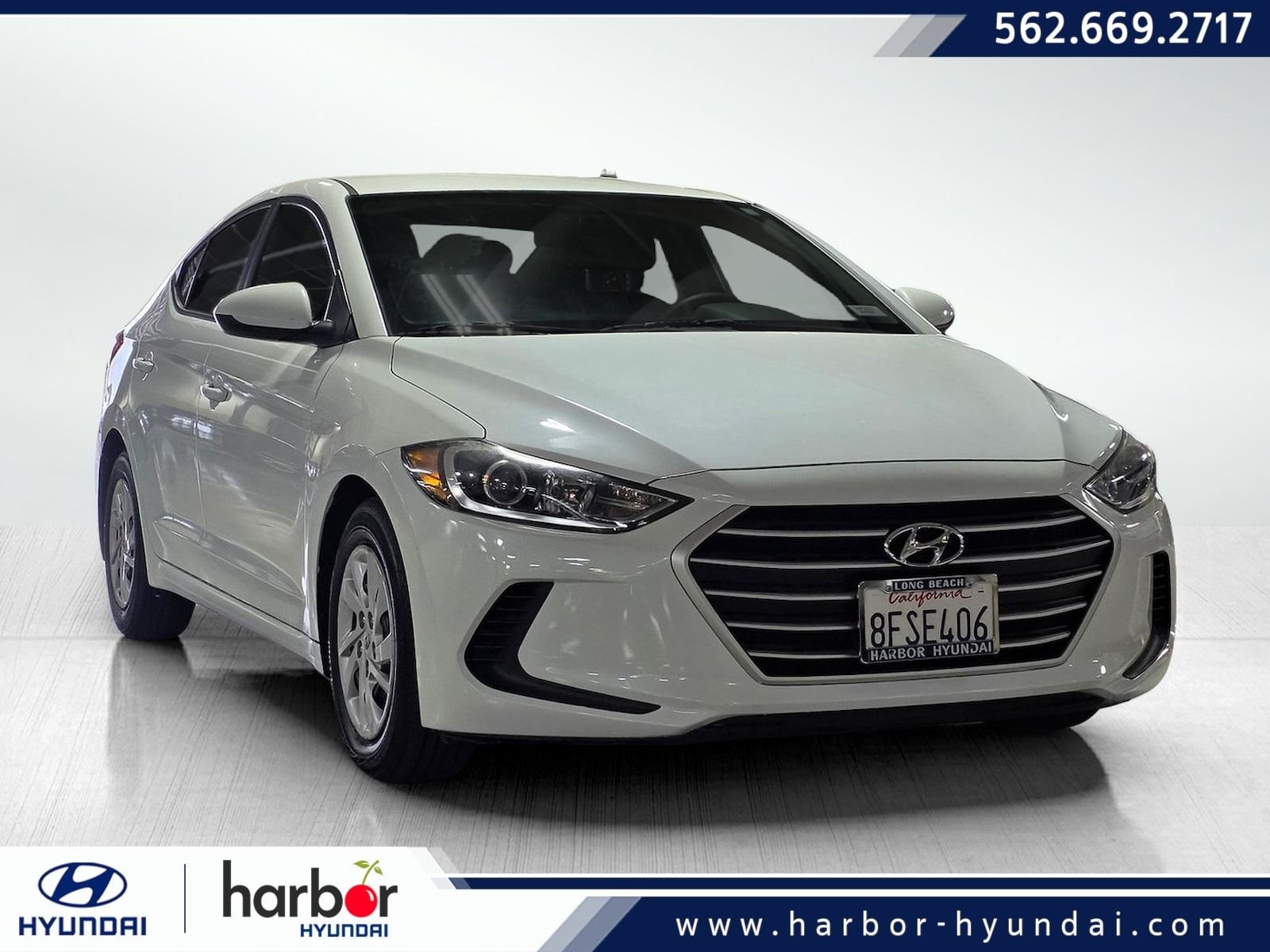 Used 2018 Quartz White Pearl Hyundai SE image 1