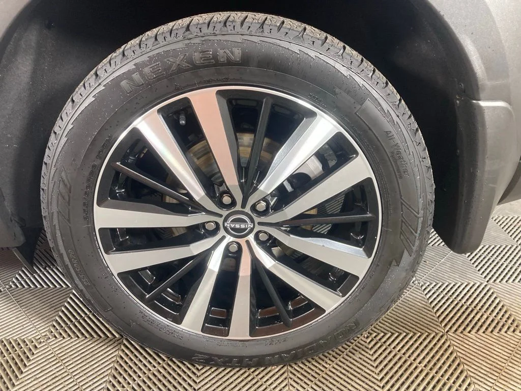Used 2024 Black Nissan Platinum image 23