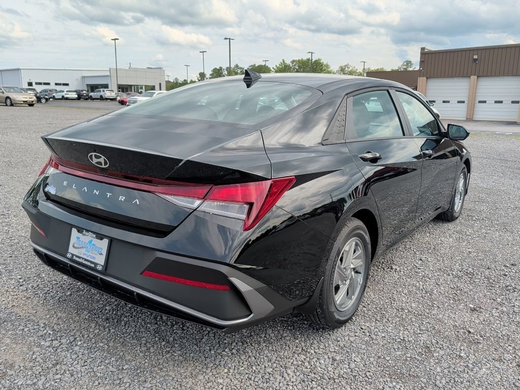New 2026 Abyss Black Hyundai SE image 8