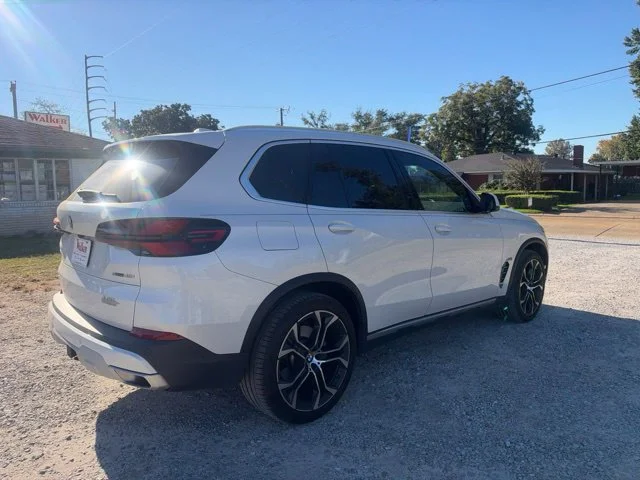 Used 2024 White BMW sDrive40i image 14