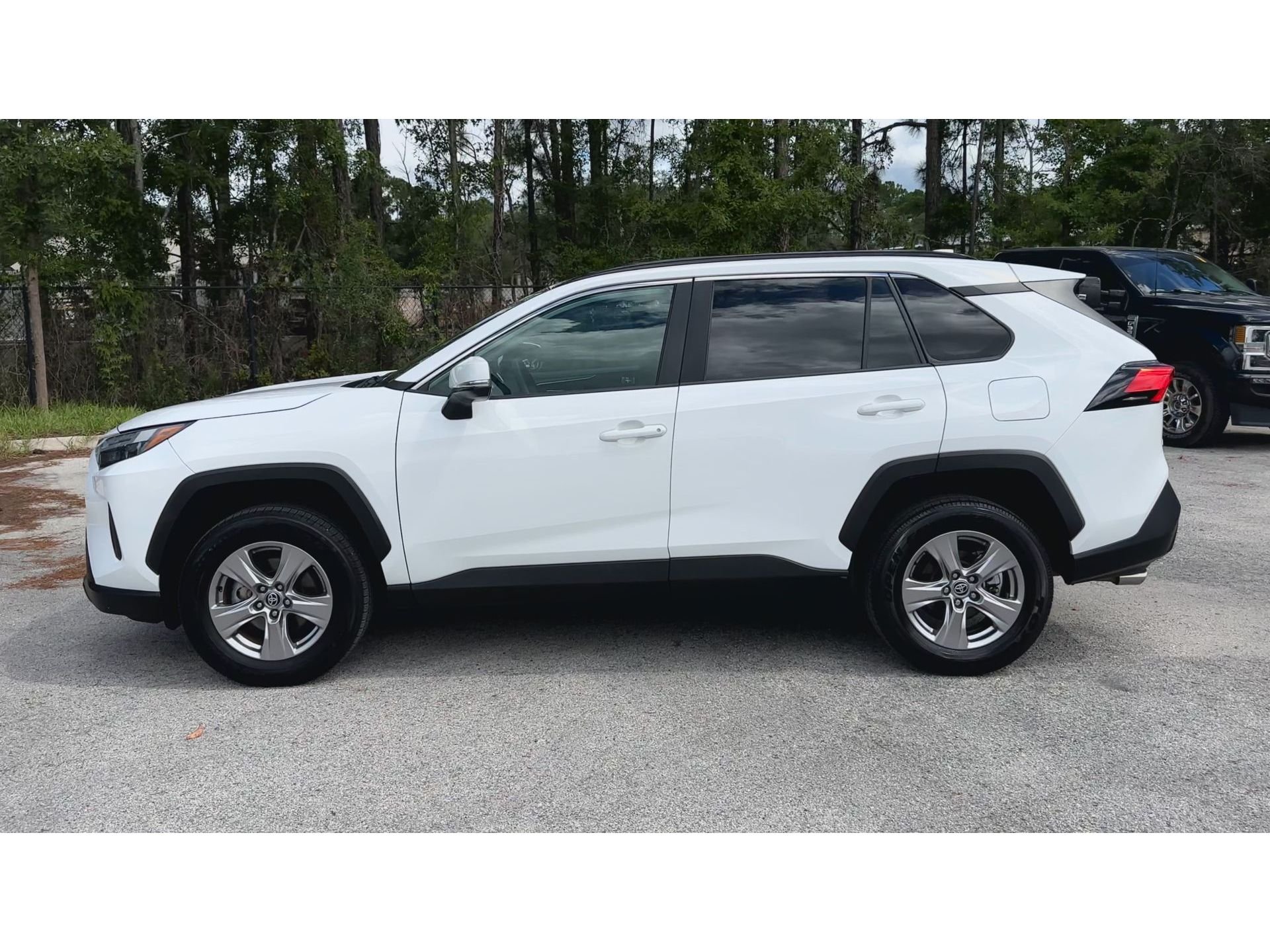 2024 Toyota RAV4 XLE - Photo 6