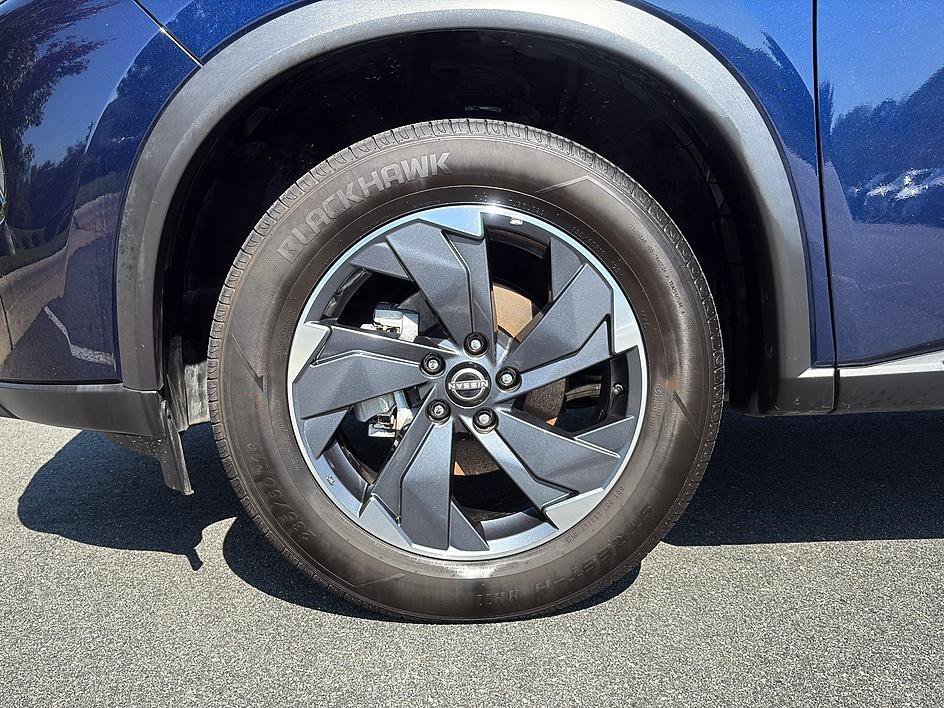Used 2025 Deep Ocean Blue Pearl Nissan SV image 9