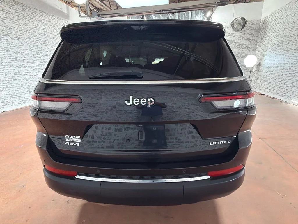 Used 2023 Diamond Black Crystal Pearlcoat Jeep Limited image 6
