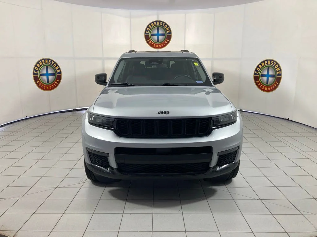 Used 2022 Silver Jeep Limited image 19