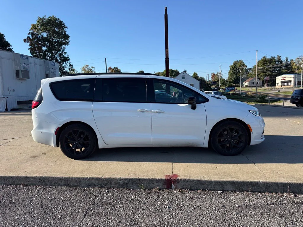 Used 2024 White Chrysler Limited image 5