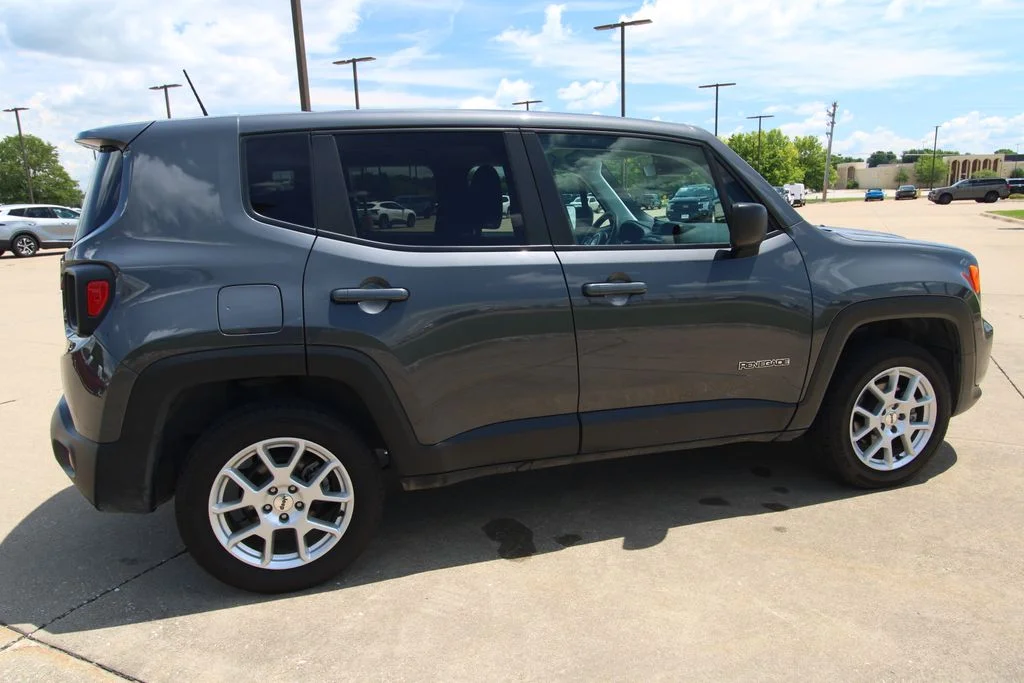 Used 2023 Gray Jeep Latitude image 5