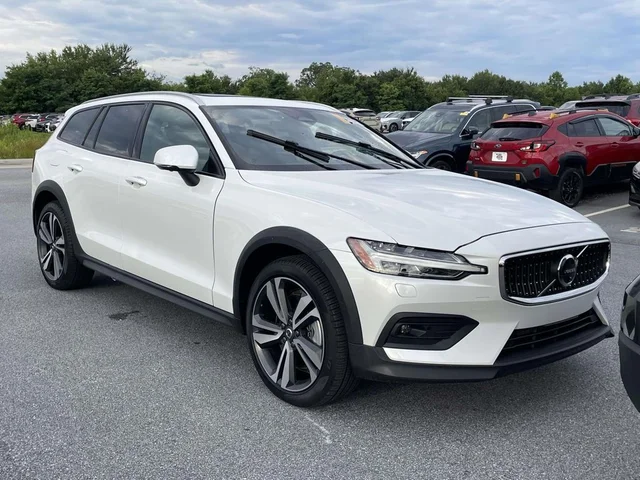 2025 Volvo V60 Cross Country B5 Plus