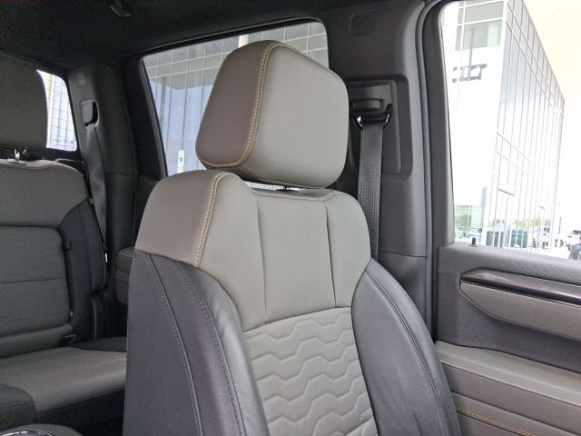 Used 2025 Gray Chevrolet ZR2 image 17