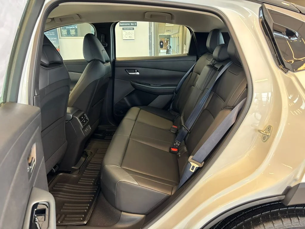 New 2026 Everest White Pearl TriCoat / Super Black Two-tone Nissan SV+ image 23