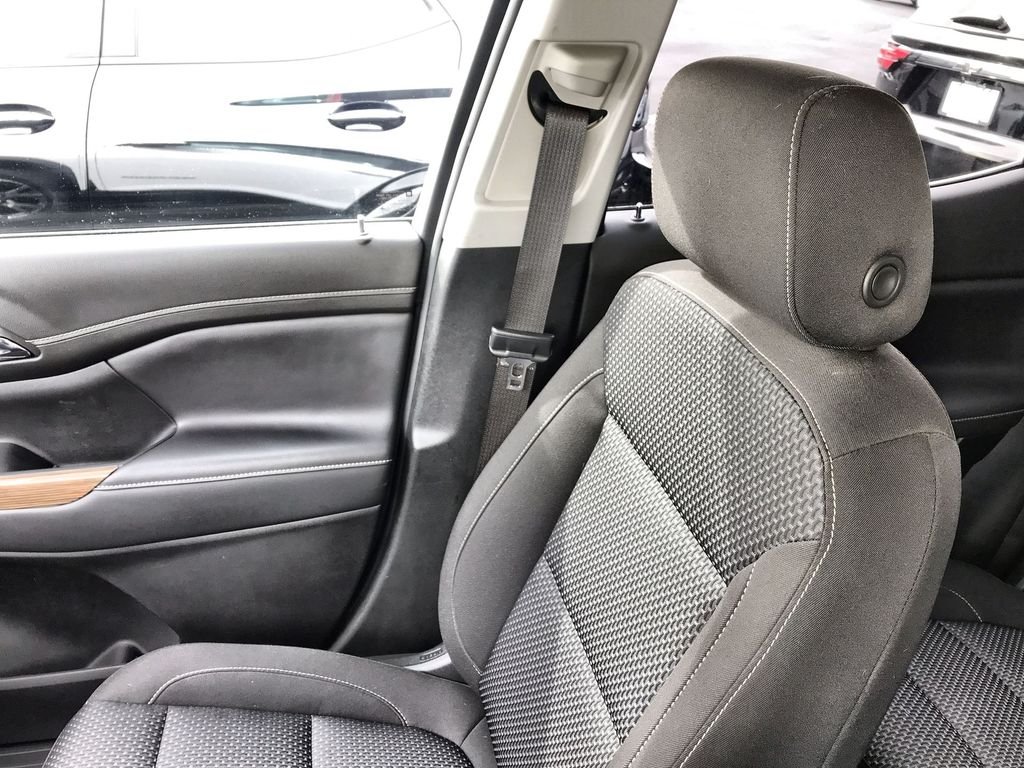 Used 2023 White GMC SLE image 23