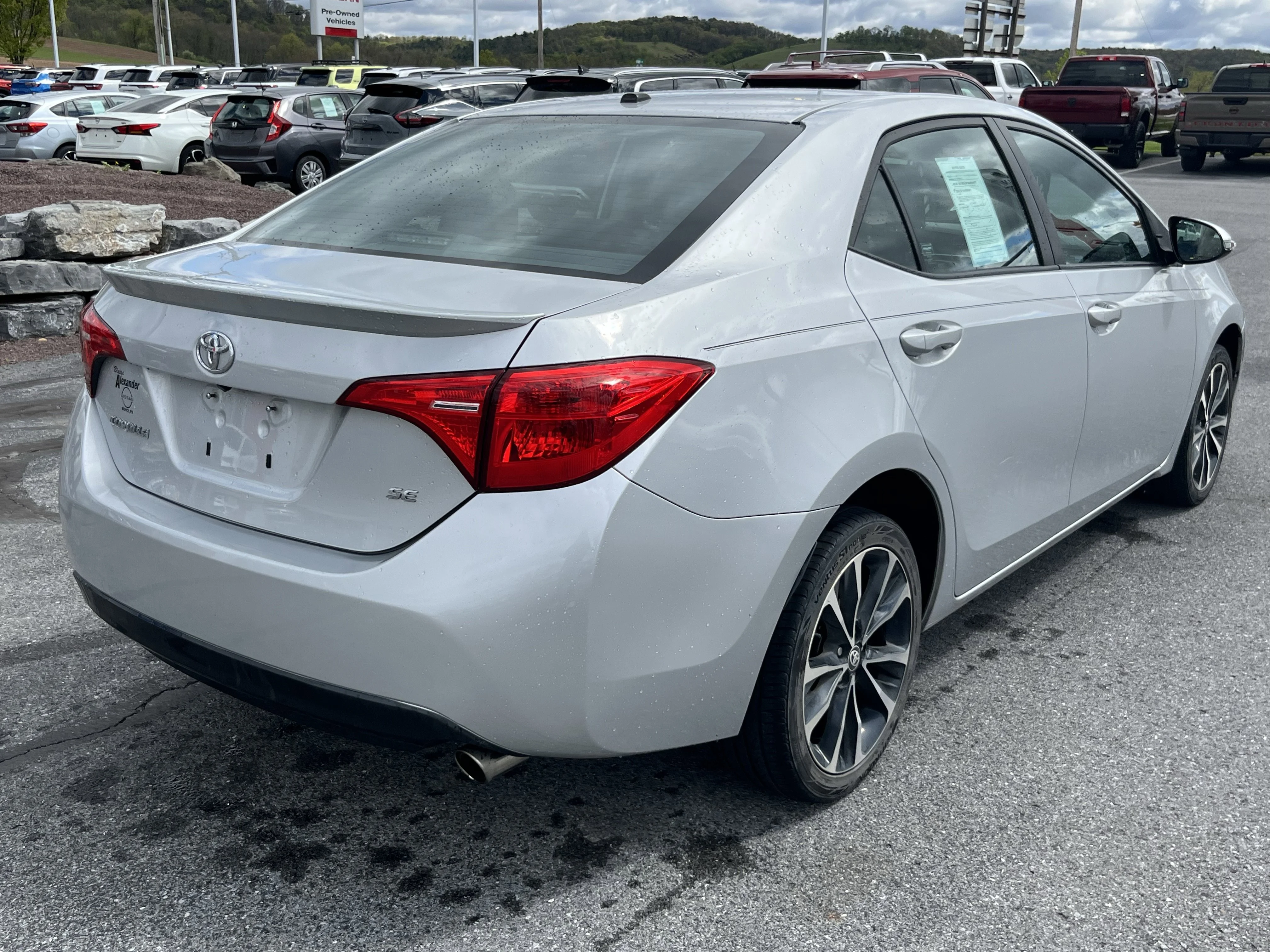 Used 2018 Classic Silver Metallic Toyota SE image 5