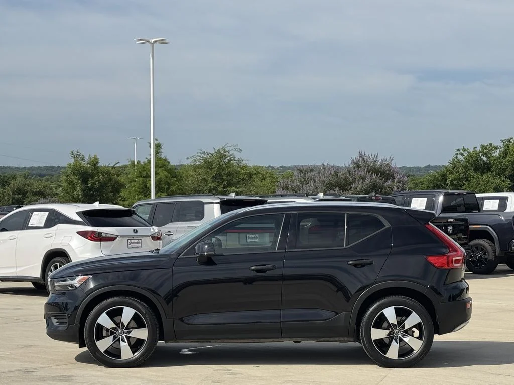 Used 2020 Black Volvo Momentum image 3
