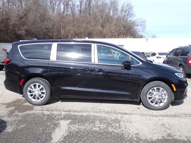 New 2026 Diamond Black Crystal Pearl-Coat Exterior Paint Chrysler Select image 8