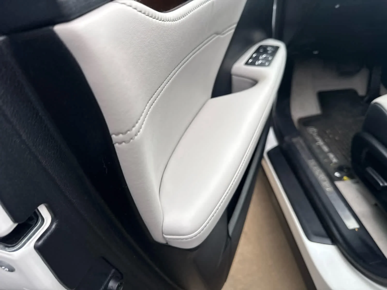 Used 2017 Eminent White Pearl Lexus  image 8